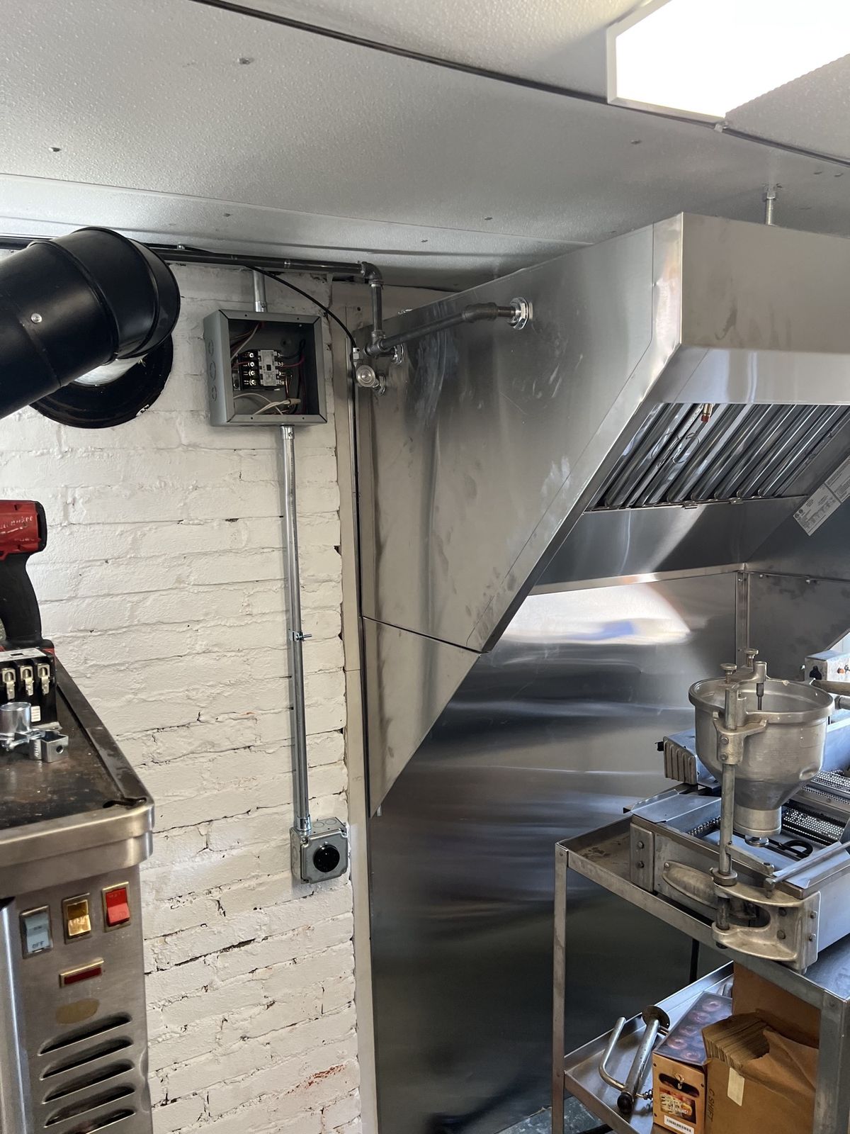 Commercial kitchen hood circuit and EMT